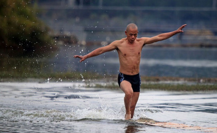 Монах бегущий по воде