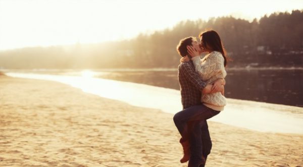 Очаровательная пара поцелуев на закате | Бесплатно Фото